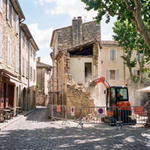 Destruction d'une petite maison de village